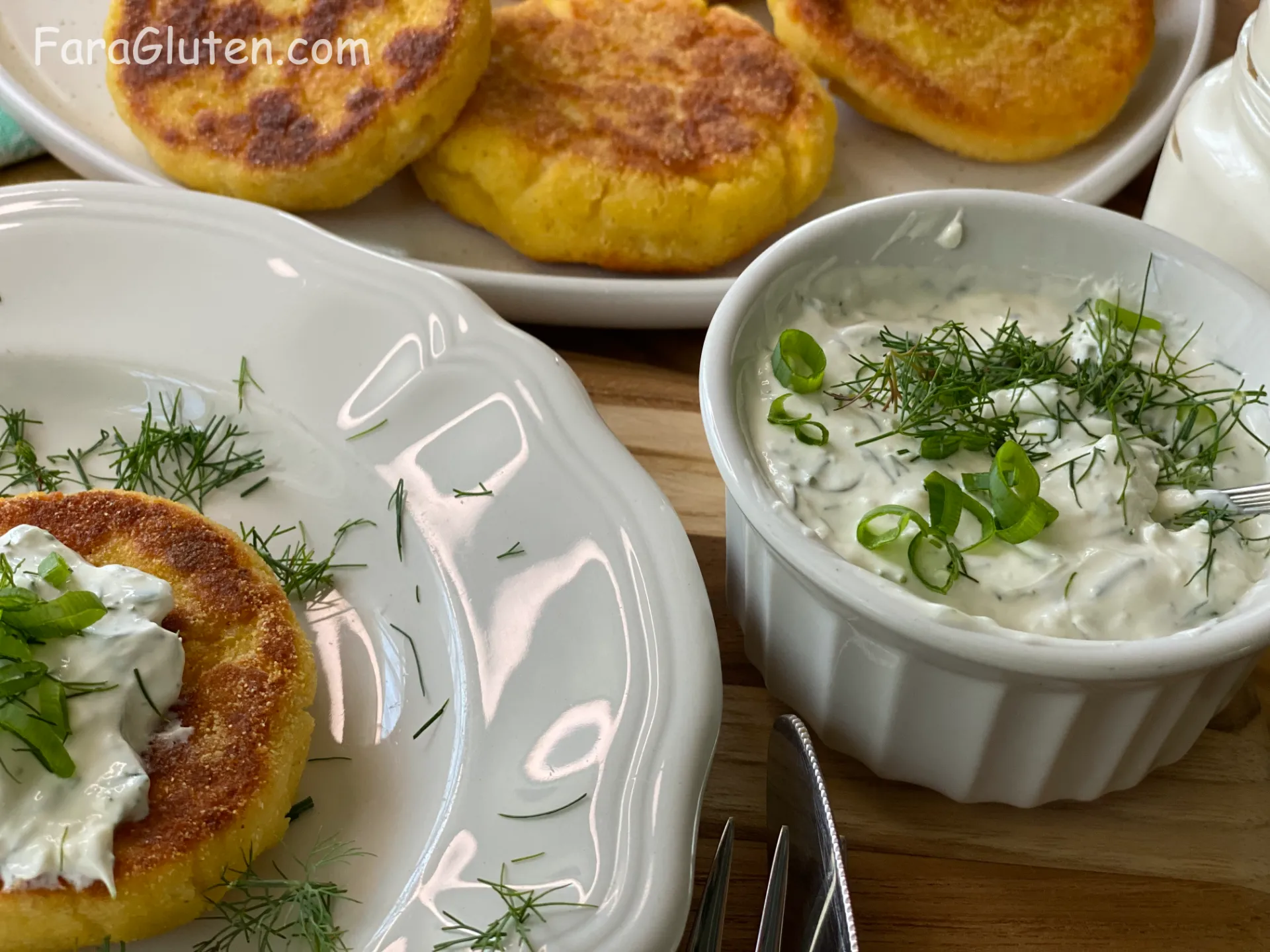 Recipe description:<br> Brânzoaicele sunt gogoși mici sau păpănași (sîrniki), făcute din brânză de vaci dulce, ouă și făină. Acestea sunt prăjite într-o tigaie pînă devin aurii și apoi servite de obicei cu smântână sau iaurt și cu dulceață. Ele sunt o parte importantă a gastronomiei tradiționale din regiunea Moldovei și sunt apreciate pentru gustul lor delicios și textura lor pufoasă. În mod tradițional, Brânzoaicele (sirniki) sunt servite calde, imediat după ce sunt prăjite în tigaie. Ele sunt senzaționale acompaniate de <a href='/reteta-detalii/gem-rapid-cu-seminte-de-chia-din-fructe-proaspete/'>Gem rapid cu Semințe de Chia din fructe proaspete</a> sau <a href='/reteta-detalii/sos-de-smantana-cu-usturoi-si-marar/'>Sos de Smântână cu Usturoi si Mărar.</a> Fiecare gospodina are o rețetă speciala, eu le gatesc cu amestec de faina de orez si făină de porumb. Acestea se dovedesc foarte gustoase, fragede în interior, ușor crocante la exterior.