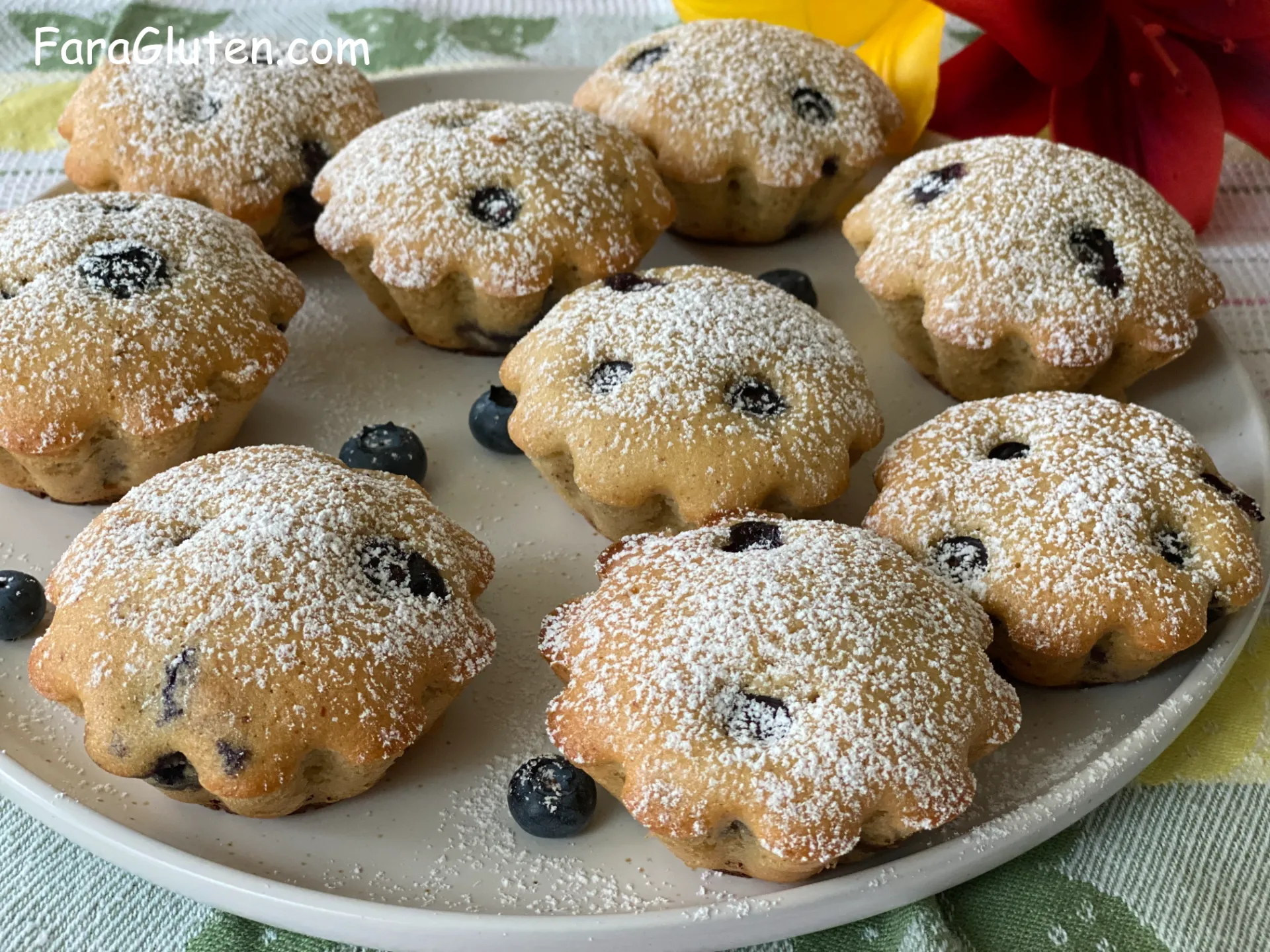 Recipe description:<br> Aceste Brioșe cu Făină de Migdale și Făină de Orez sunt foarte bune! Combinația de făină de migdale și făină de orez le conferă o textură moale și pufoasă, în timp ce adăugarea nucilor, zmeurei și afinei îmbogățește gustul și aportul lor nutritiv. Ele sunt o opțiune excelentă pentru cei care apreciază gustările sănătoase și gustoase, fiind potrivite atât pentru micul dejun, cât și pentru o gustare delicioasă în timpul zilei.