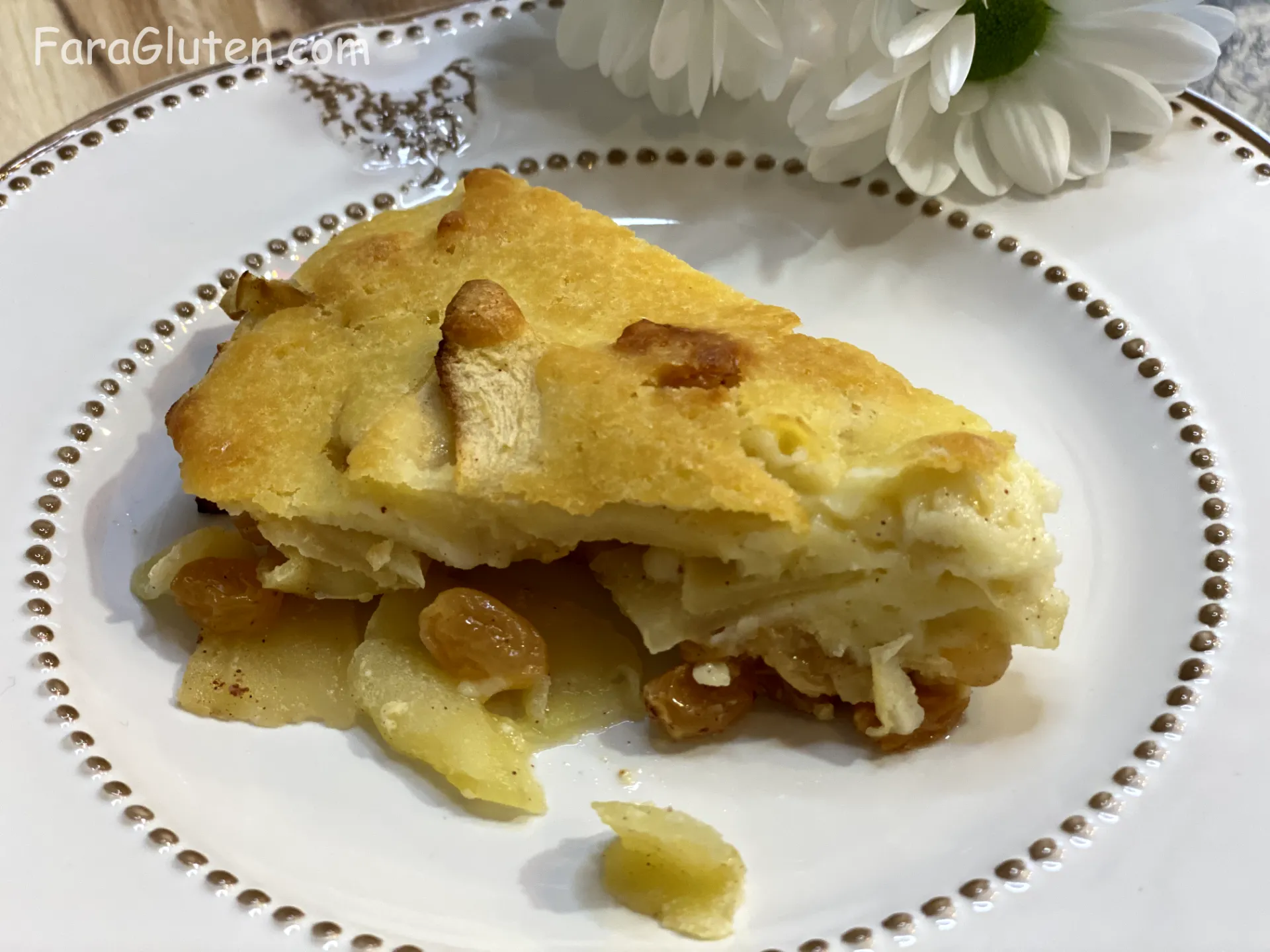 Recipe description:<br> Acest Chec cu Mere, care poate fi numit și Plăcintă, este o delicatesă simplă, ideală pentru orice ocazie. Combinația de mere suculente și stafide aduce o dulceață naturală, iar un strop de scorțișoară îmbogățește aroma. Aluatul, pufos și ușor, este realizat cu făină de orez, fiind perfect pentru cei care preferă o opțiune fără gluten. Coacerea la o temperatură moderată asigură o crustă aurie și un interior moale, ideal pentru a fi savurat cald sau la temperatura camerei. Acest chec este potrivit atât pentru un desert de familie, cât și pentru o gustare între mese, oferind o combinație delicioasă alături de o ceașcă de ceai. Bucură-te de fiecare felie și lasă-te purtat de aromele de toamnă!