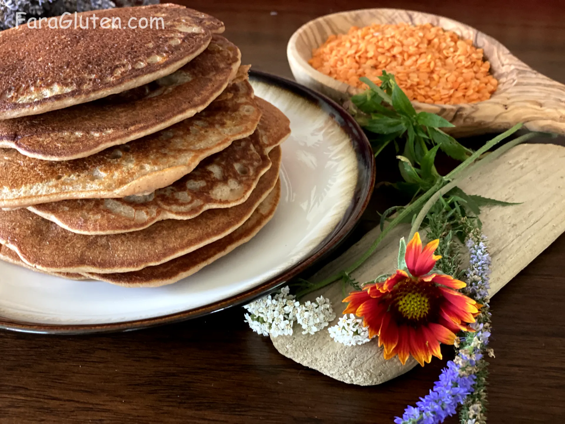 Recipe description:<br> Clătitele Pufoase Vegane din Linte Roșie sunt o descoperire delicioasă în bucătăria mea. Cu o textură ușor pufoasă și o aromă subtilă de scorțișoară, aceste clătite sunt o combinație perfectă de confort și sănătate. Fiecare mușcătură este o îmbinare echilibrată între dulceața naturală a bananelor și gustul delicat al lintei roșii, care adaugă și o senzație plăcută de sațietate. Prepararea lor este simplă și rapidă, fără să fie necesar să faci compromisuri în privința gustului sau calității. Ele reprezintă o modalitate minunată de a începe ziua sau de a savura o gustare răsfățătoare în orice moment al zilei. Pentru mine, aceste clătite vegane din linte roșie nu sunt doar o rețetă, ci o experiență culinară reconfortantă și nutritivă pe care o savurez cu fiecare mușcătură. Aceste clătite sunt nu doar o plăcere pentru papilele gustative, ci și o alegere inteligentă din punct de vedere nutritiv, fiind bogate în proteine esențiale și fibre care susțin o digestie sănătoasă pe tot parcursul zilei.