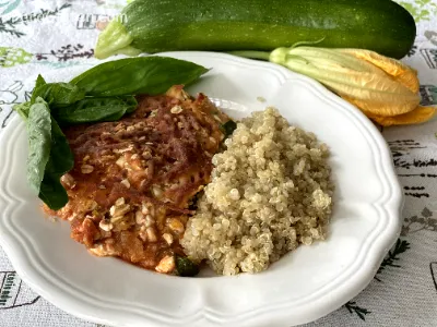 Recipe description:<br> Lasagna cu dovlecei la tavă poate fi savurată ca o masă principală sau ca o opțiune sănătoasă pentru prânz sau cină. Este recomandat să o consumați când este proaspătă și încă caldă din cuptor, pentru a aprecia textura și gustul său. Lasagna cu dovlecei la tavă, completată cu un toping crocant și fără gluten din fulgi de ovăz și semințe, este o opțiune delicioasă și sănătoasă pentru cei care apreciază o alternativă mai ușoară și mai digestibilă la lasagna tradițională. Acest toping adaugă o textură crocantă și o aromă subtilă, completând perfect savoarea moale și cremoasă a straturilor de dovlecei și umpluturii cu brânză. Este ideală pentru oricine dorește să se bucure de o masă gustată și plină de nutrienți, fără gluten.